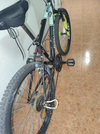 Bicicleta B'Twin Rockrider Negra/Amarilla
