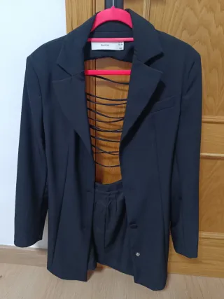 Lote de ropa: vestidos y abrigos.