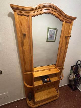 Mueble recibidor de madera con espejo