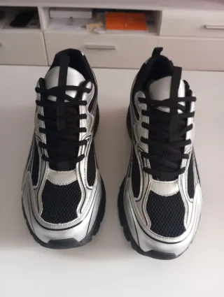 Zapatillas Bershka Hombre Negras y Plateadas