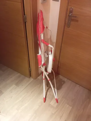 Trona para bebé roja y blanca