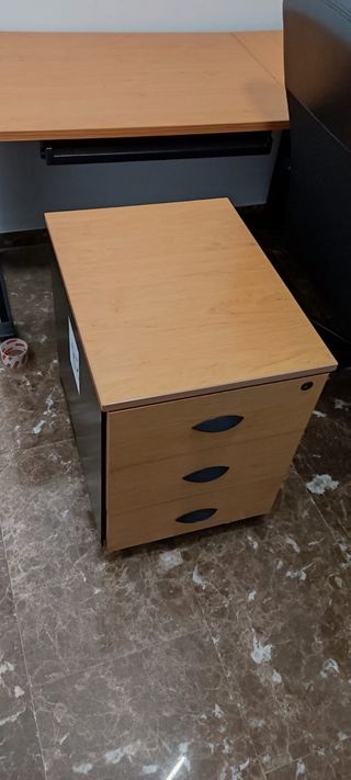 Escritorio en L con cajonera