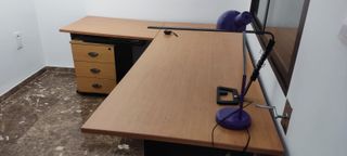 Escritorio en L con cajonera
