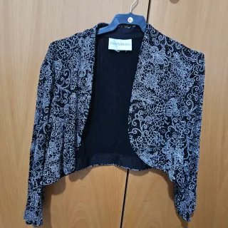 Bolero negro con estampado floral plateado