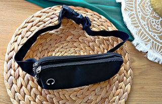 Riñonera negra con salida para auriculares