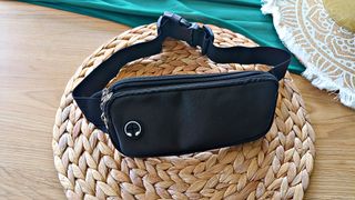 Riñonera negra con salida para auriculares