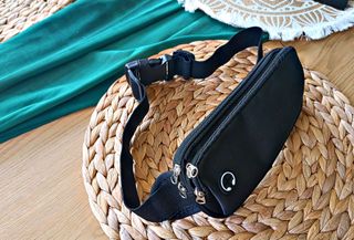 Riñonera negra con salida para auriculares