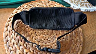 Riñonera negra con salida para auriculares