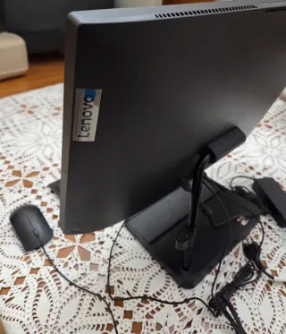 Lenovo IdeaCentre All-In-One 24 pollici Ryzen 7