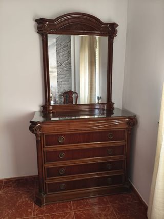 Cómoda de madera con espejo