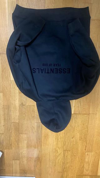 Sudadera Essentials Negra con Capucha