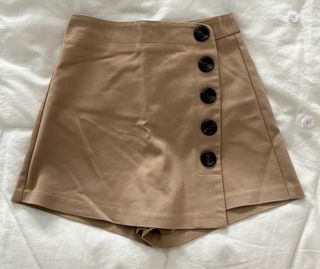 Falda-pantalón beige con botones, talla XS