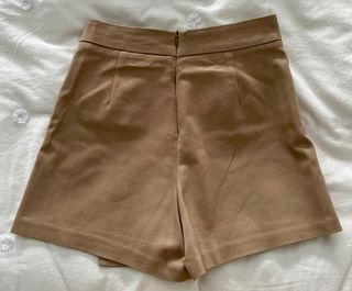 Falda-pantalón beige con botones, talla XS