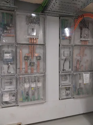 Electricista con certificado profesional.