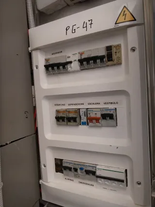 Electricista con certificado profesional.
