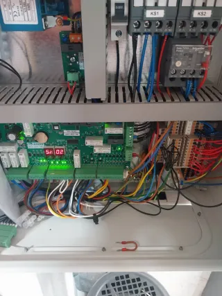 Electricista con certificado profesional.