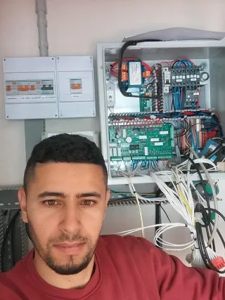 Electricista con certificado profesional.
