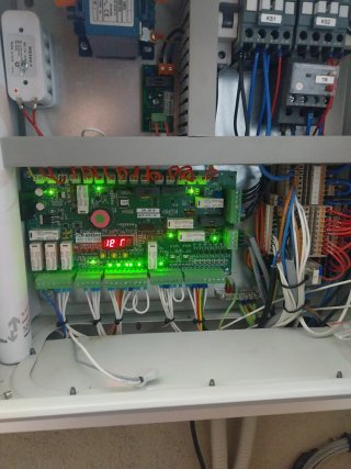 Electricista con certificado profesional.