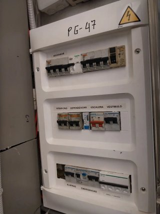 Electricista con certificado profesional.