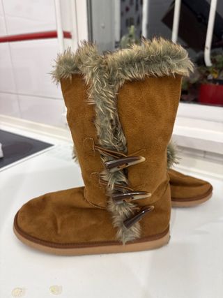 Botas ante marrón con pelo y botones
