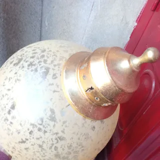 Lámpara de mesa retro dorada y cristal