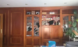 Mueble de comedor de madera y cristal