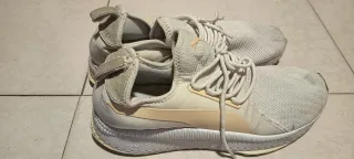 Zapatillas Puma Beige y Blancas