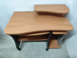 Armario de TV de madera y cristal. Mesa de ordenad