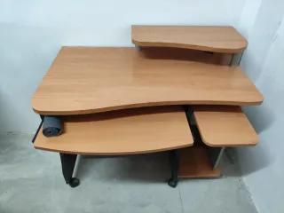 Armario de TV de madera y cristal. Mesa de ordenad