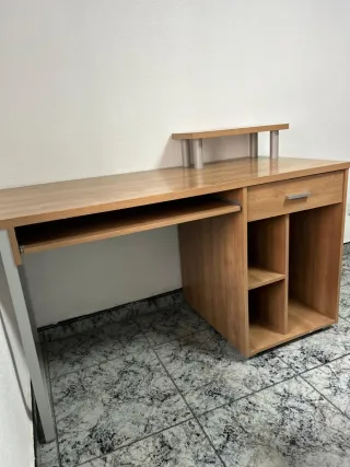 Escritorio con bandeja y cajón