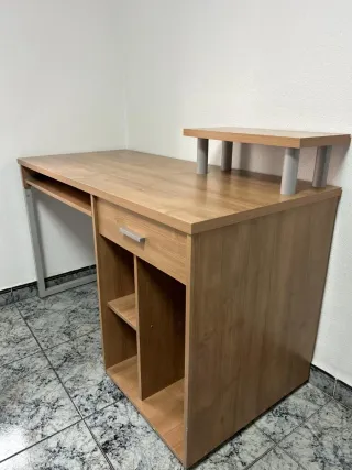 Escritorio con bandeja y cajón