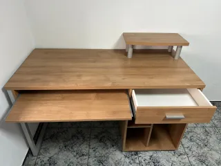 Escritorio con bandeja y cajón