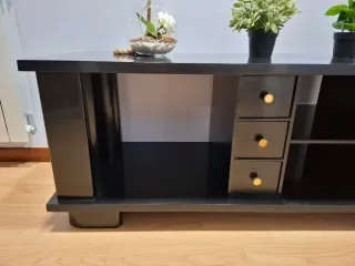 Mueble TV negro antiguo atemporal