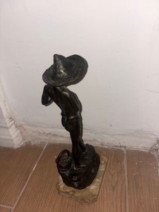 Pescatore in bronzo su base in marmo