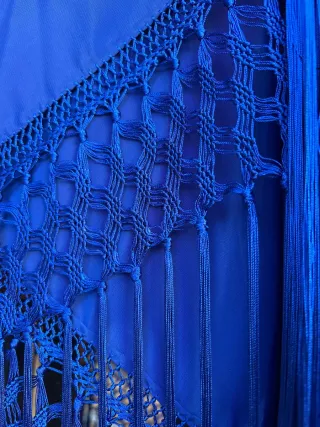 Mantoncillo azul con flecos