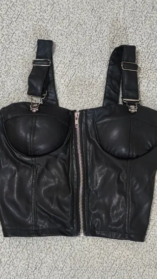 Top negro tipo cuero