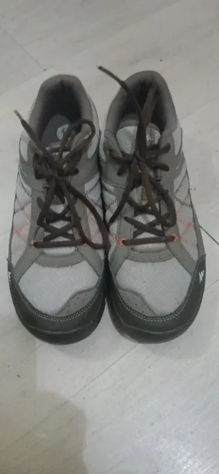 Zapatos Quechua Marrones y Grises