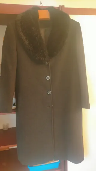 Abrigo negro señora con cuello de pelo