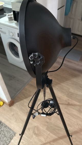 Lámpara de pie trípode negra, vintage comi nuevo.