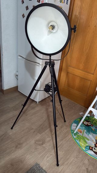 Lámpara de pie trípode negra, vintage comi nuevo.