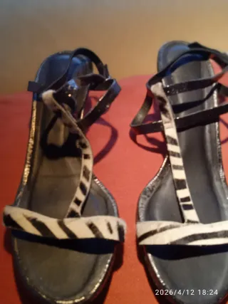 Sandalias de piel con estampado cebra
