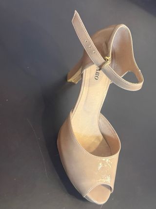 Zapatos de charol beige para boda