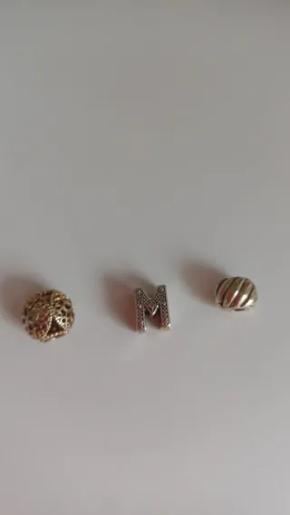 Lote 3 Charms Pandora Letra M y Bolas