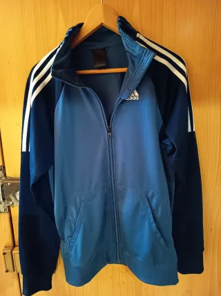 Track Jacket Adidas Azul y Negra.