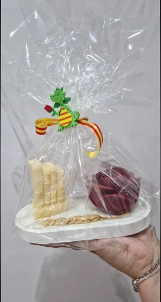 Bandeja decorativa con vela rosa y libros