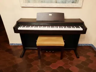 Piano Celviano A33, banqueta y manual