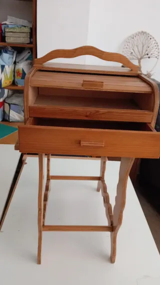 Costurero de madera con cajones
