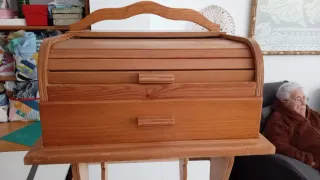 Costurero de madera con cajones