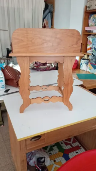 Costurero de madera con cajones