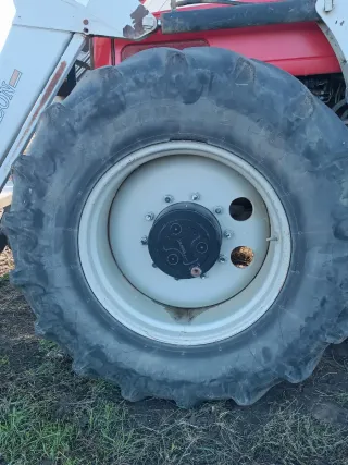 Tractor Massey Ferguson con pala